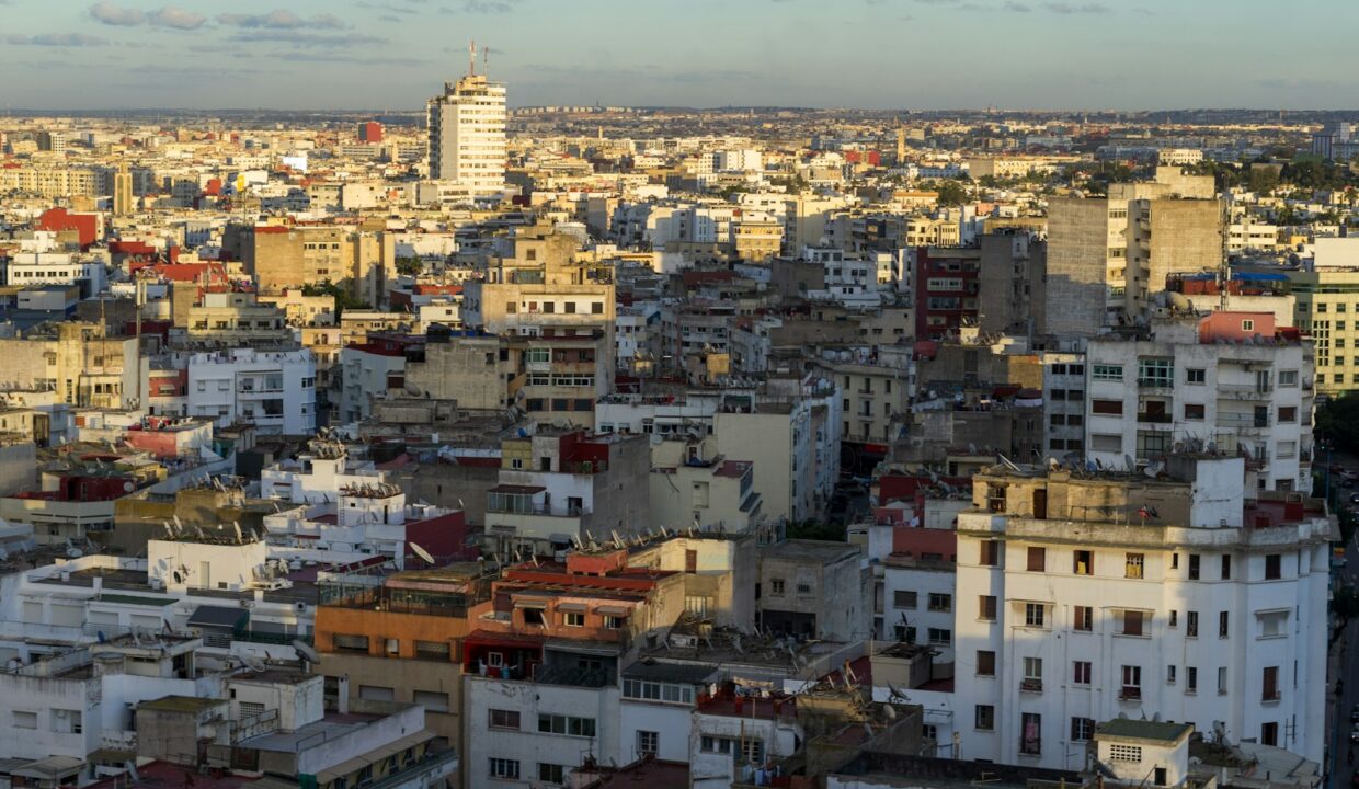 Vue aérienne d'une grande ville marocaine dense, symbole du dynamisme économique du pays