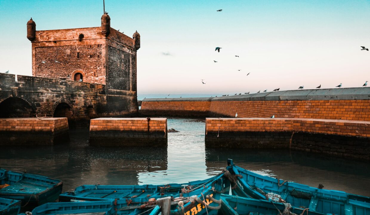 Remparts d'Essaouira et barques de pêche bleues au bord de l'Atlantique