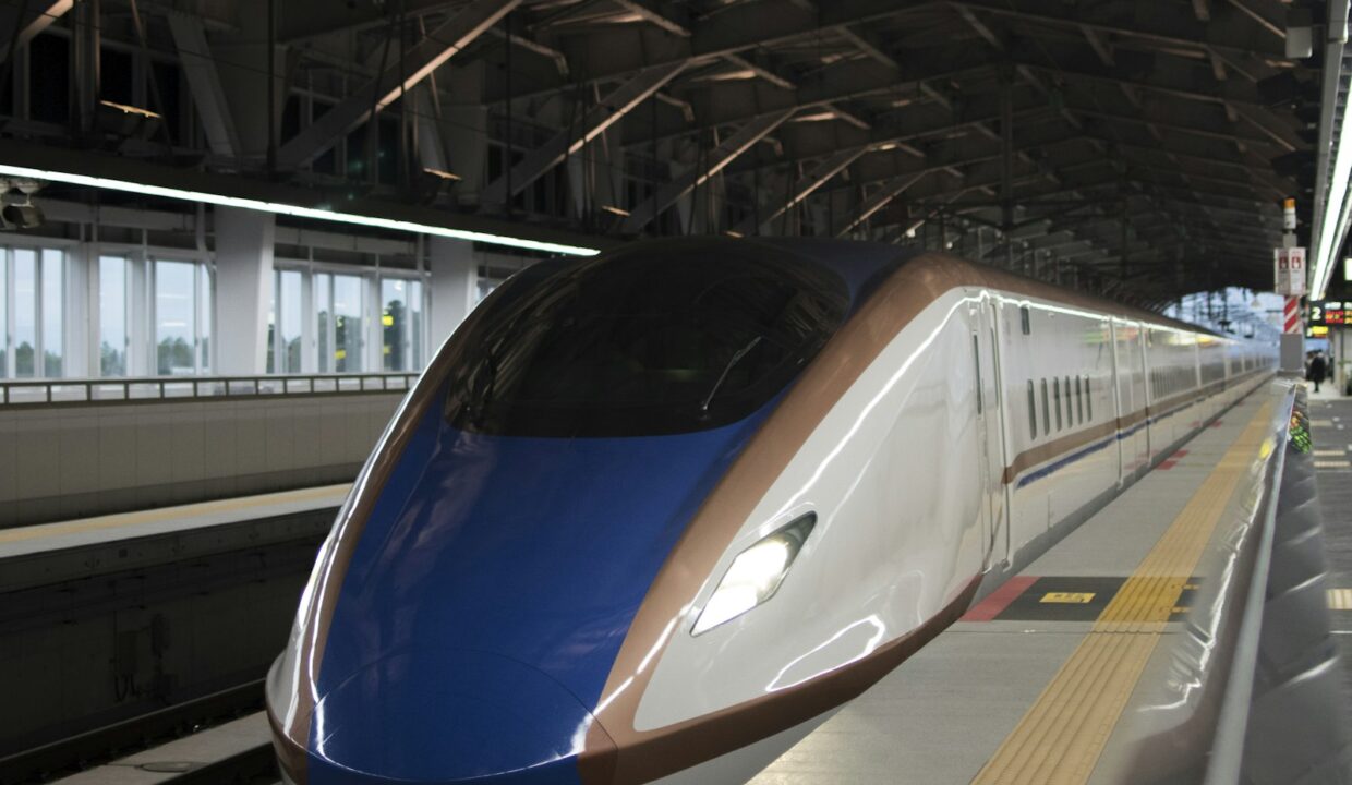 Train à grande vitesse à quai, illustrant les grands chantiers d'infrastructure du Maroc