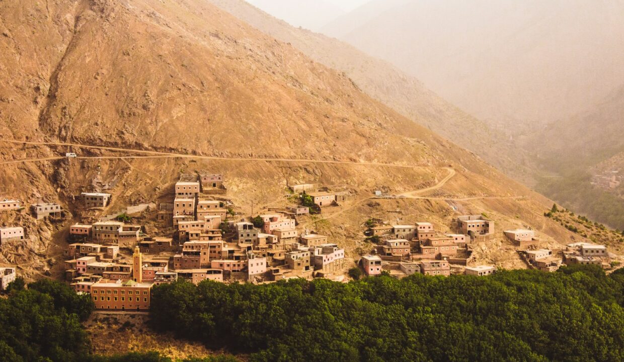 Village berbère accroché aux versants arides du Haut Atlas marocain