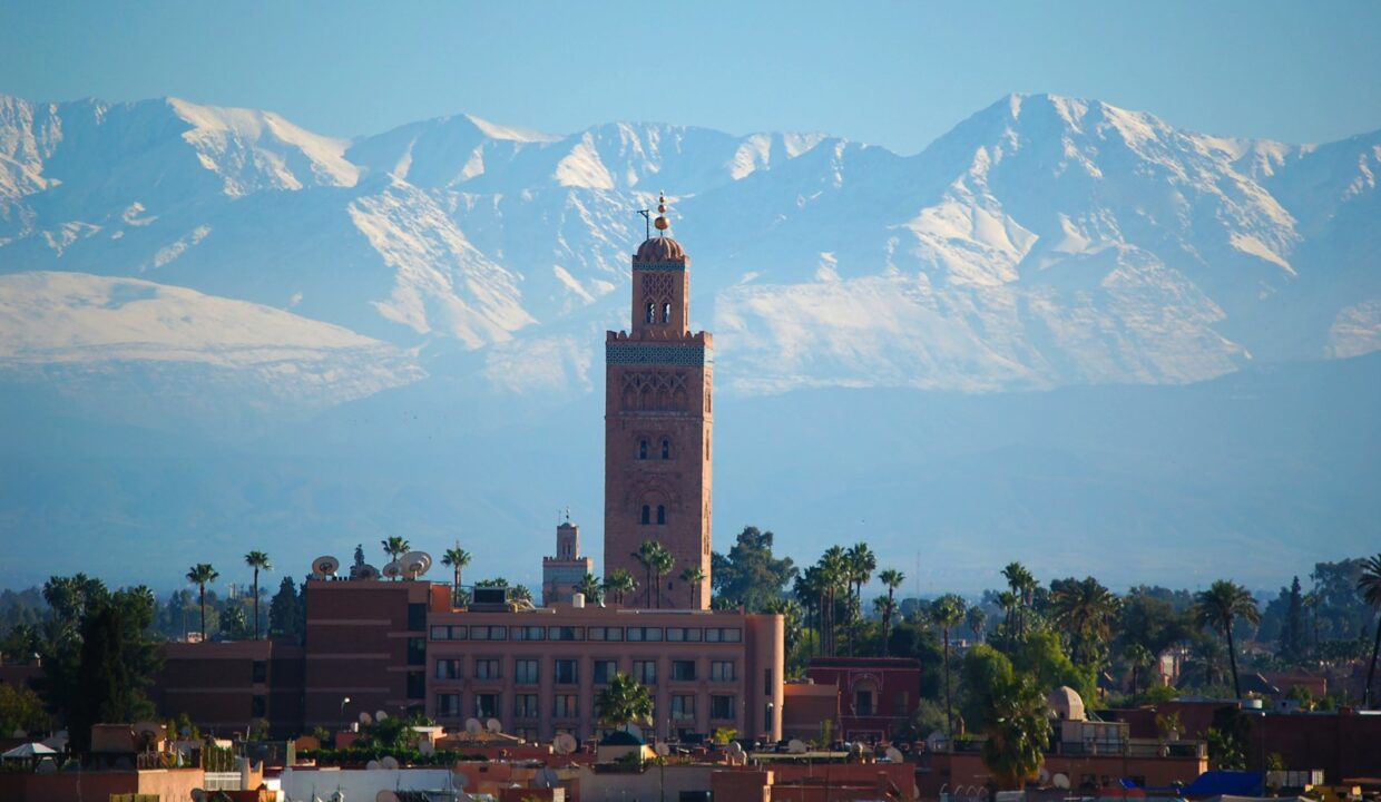 Minaret de la Koutoubia à Marrakech avec les cimes enneigées de l'Atlas en arrière-plan