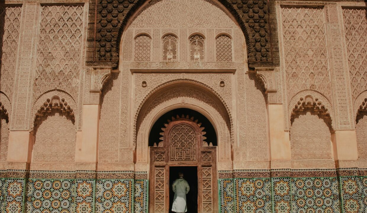 Portail sculpté d'un monument historique de Marrakech, décor de plâtre et de zellige