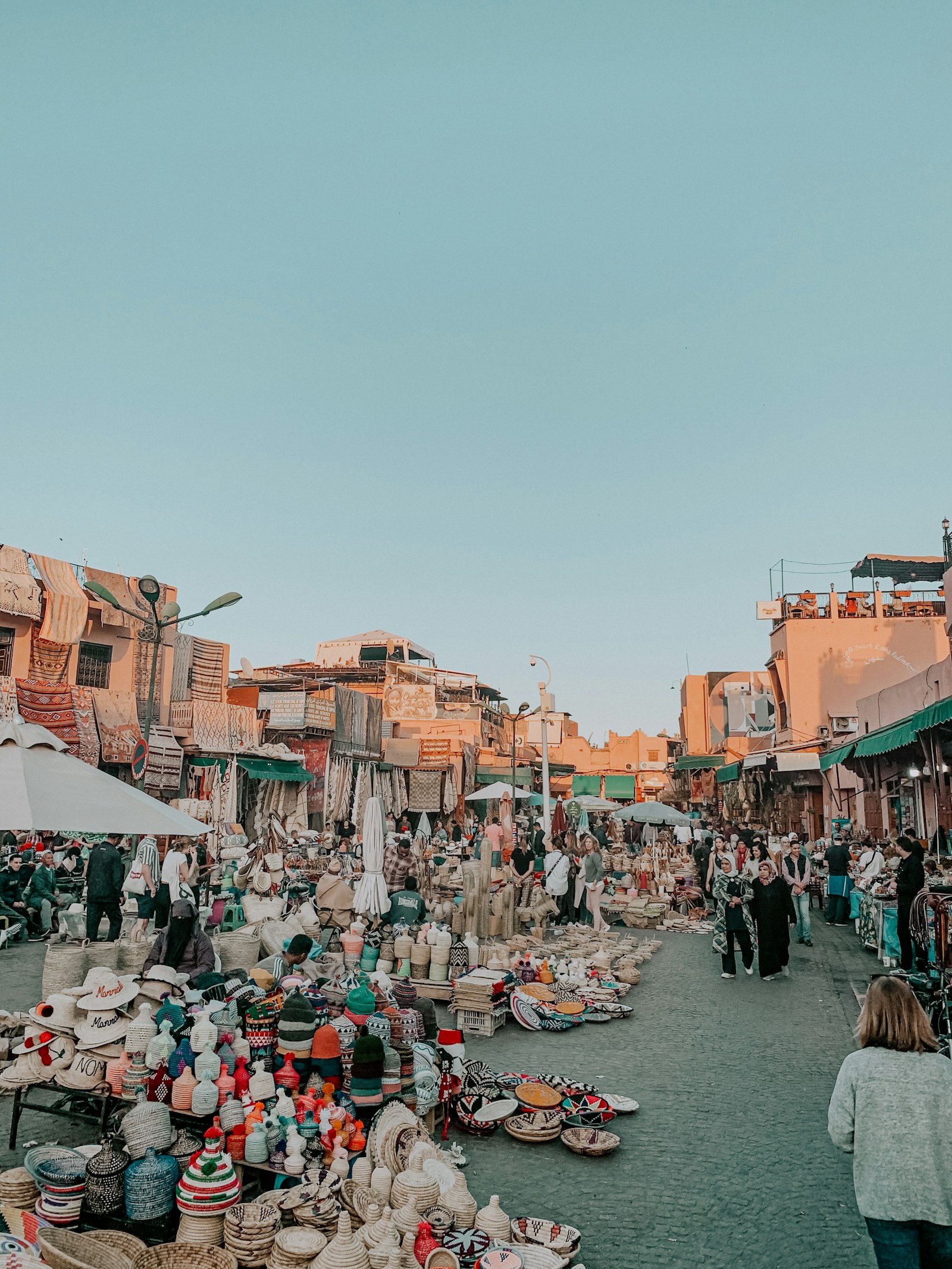 Souk coloré dans la médina de Marrakech