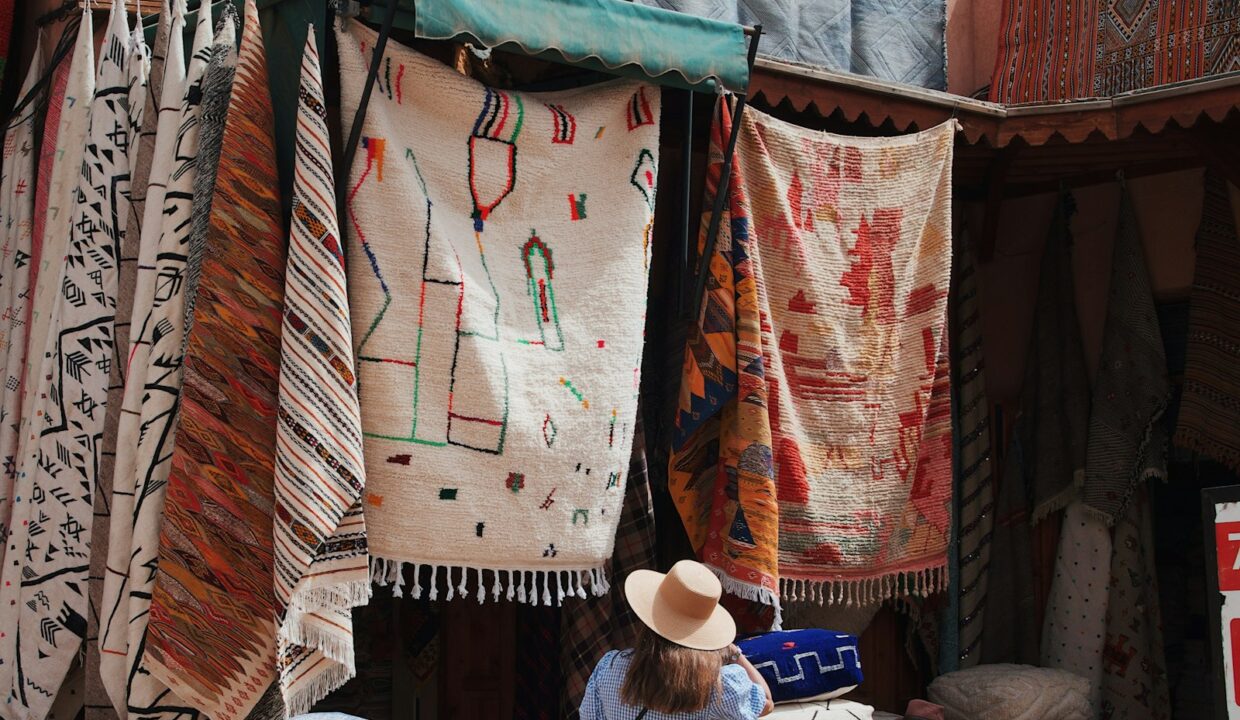 Tapis marocains suspendus dans un souk de la médina de Marrakech