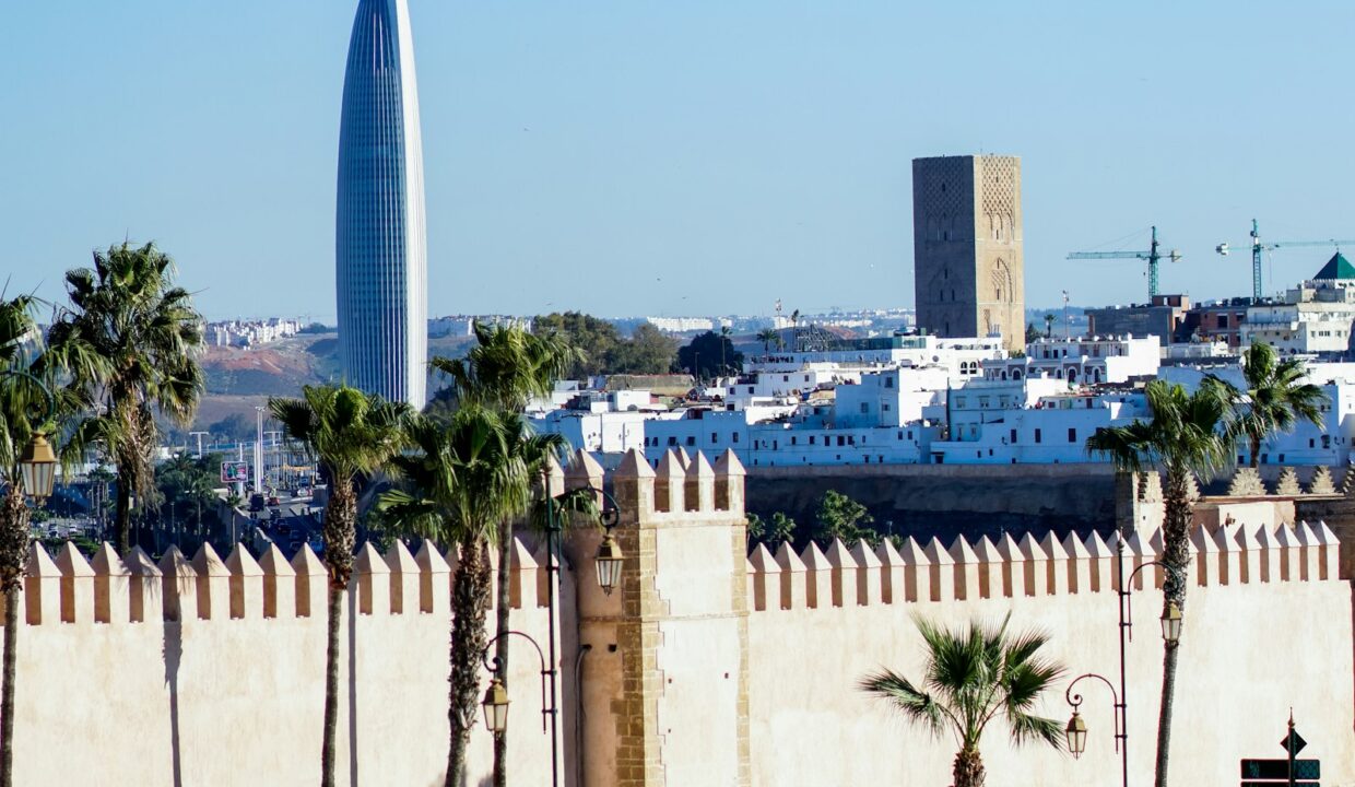 Remparts, palmiers et architecture de Rabat, capitale du royaume du Maroc