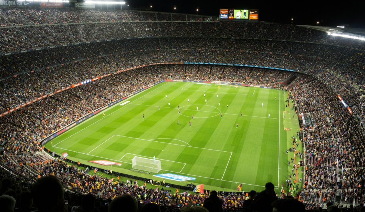 Stade de football comble en nocturne, dans la perspective du Mondial 2030