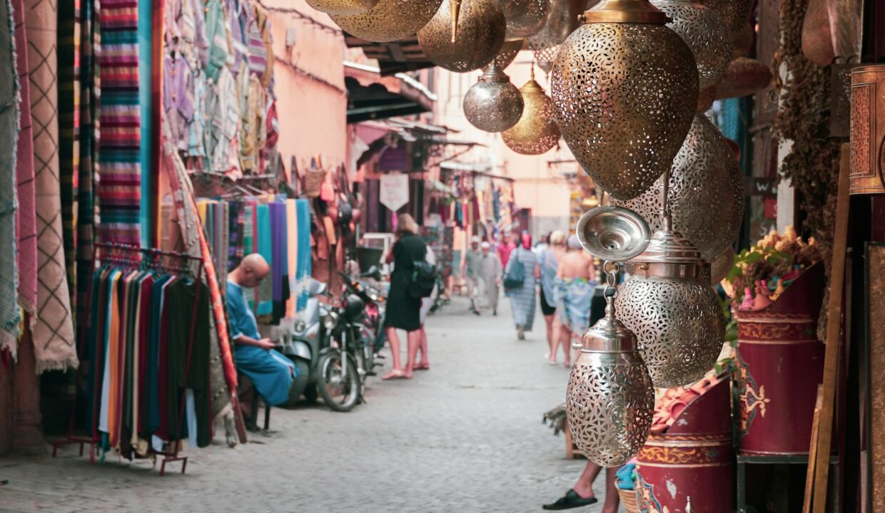 Ruelle de souk marocain bordée de lanternes et de tissus artisanaux