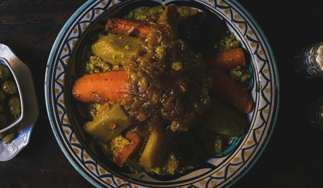 Tajine marocain aux légumes servi dans un plat en céramique décorée